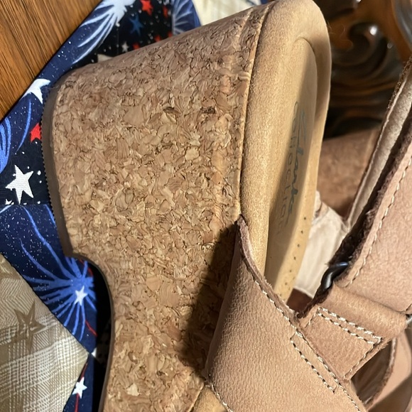 Clark’s Collection Tan wedges with comfortable 3” heels that are fun to wear. - Picture 4 of 5